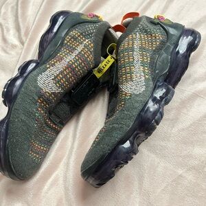 AIR VAPORMAX 2020 FK (GS)
NEWSPRINT/COLLEGE GREY-BLACK
JOURNAL/NOIR/CRIS COLLEGE